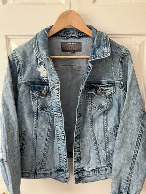 Torrid Distressed Light Wash Denim Jacket Size 0 Y2K Grunge Stretch Jean Jacket